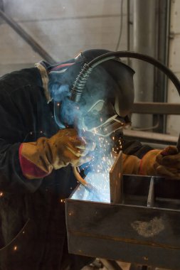 Kaynakçı metal yapıların kaynak çalışmasını gerçekleştirir
