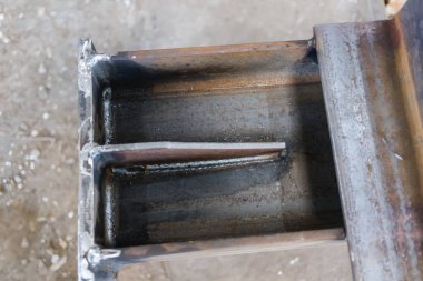 Yarı otomatik kaynak tarafından yapılan metal yapıların kaynakları