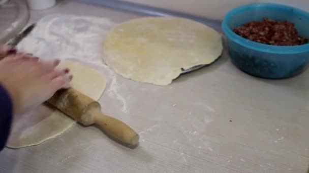 Den Teig Mit Dem Nudelholz Auf Dem Küchentisch Einem Dünnen — Stockvideo