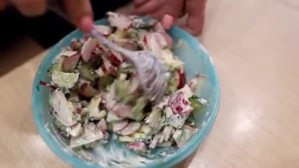 新鮮なキュウリのサラダ 大根とディルは プラスチックプレートにサワークリームで味付け — ストック動画