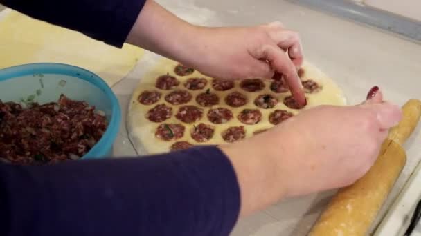 Hackfleisch Einer Speziellen Form Auf Den Teig Legen — Stockvideo