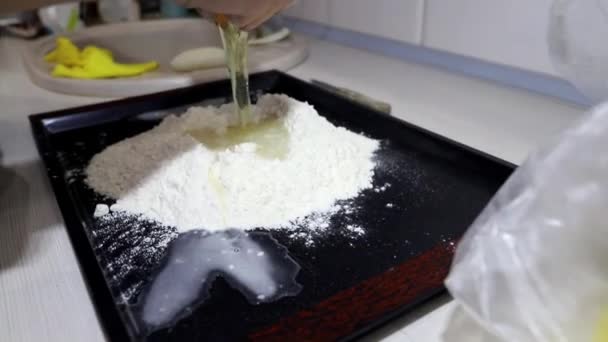 シンプルな餃子生地を作るために小麦粉に生の卵を追加 — ストック動画