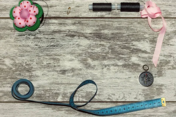 Knopen, lint, draad en naalden voor naaien — Stockfoto