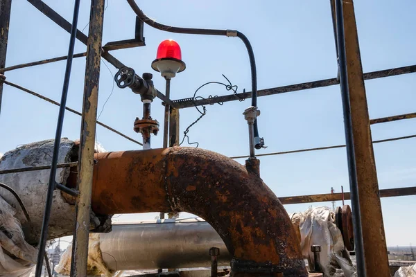 Vieux pipelines de processus rouillés dans la raffinerie — Photo