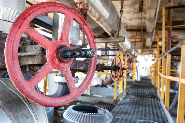 Captura de acero gastada en el taller de una refinería con válvula roja — Foto de Stock