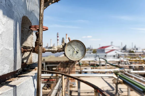 Richtig arbeiten Manometer installiert über die Pipeline an die — Stockfoto