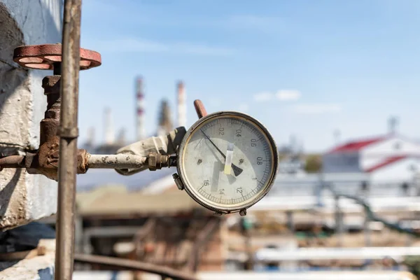 Manómetro de funcionamento adequado instalado no gasoduto no — Fotografia de Stock