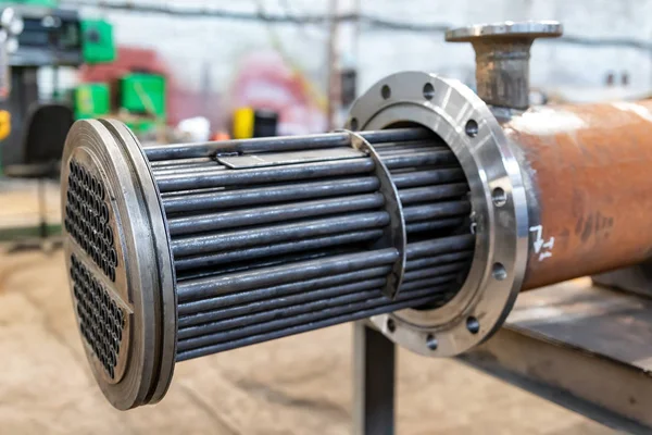 Fabricación de un nuevo intercambiador de calor con haz de tubos — Foto de Stock