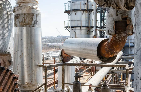 Viejas tuberías de proceso oxidadas en refinería —  Fotos de Stock