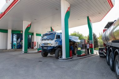Sponsorların sembolleri ile Ralli Kamaz kamyon dolu bir