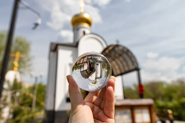 Et lite ortodoks kapell med gullkuppel og kors. – stockfoto