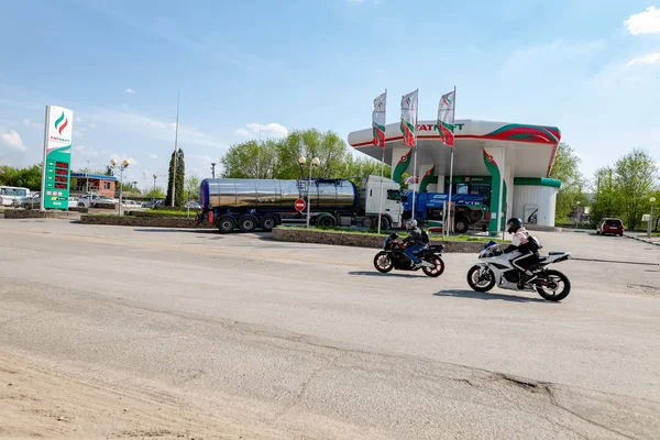 Motorcyklister på sportbike passerar genom att fylla TatNeft — Stockfoto