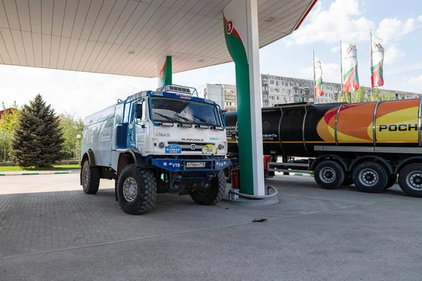 Rally KAMAZ camión con los símbolos de los patrocinadores se recarga un — Foto de Stock