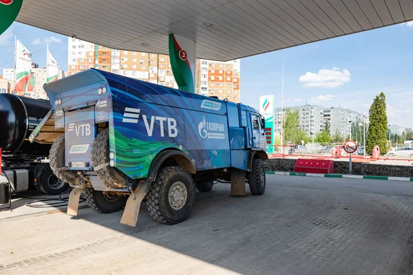 Rally KAMAZ truck with the symbols of the sponsors is refilled a — Stock Photo, Image