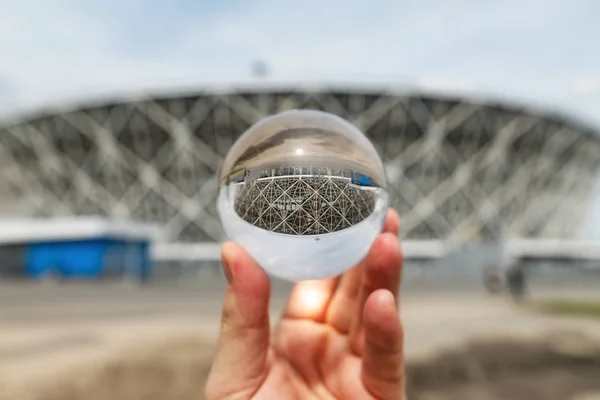 La vista del estadio de Volgogrado arena desde el Parque a través de le —  Fotos de Stock