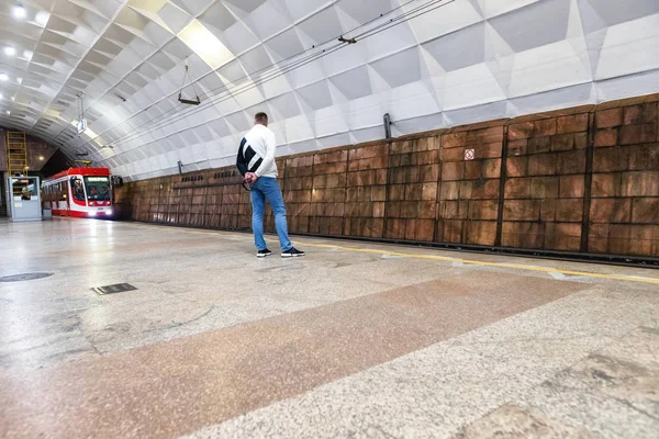 Fahrgäste erwarten Hochgeschwindigkeits-Tram in U-Bahn — Stockfoto