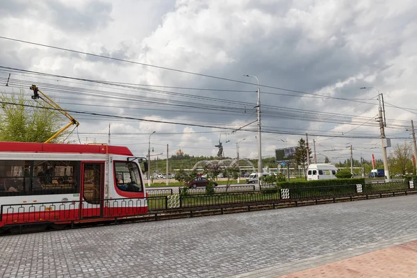 Hochgeschwindigkeits-Straßenbahn fährt bis zur Haltestelle Wolgograd Stadion-Arena — Stockfoto