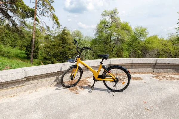 Mobilebike aus dem städtischen Fahrradverleih von fahrlässigen Verkehrsteilnehmern in — Stockfoto