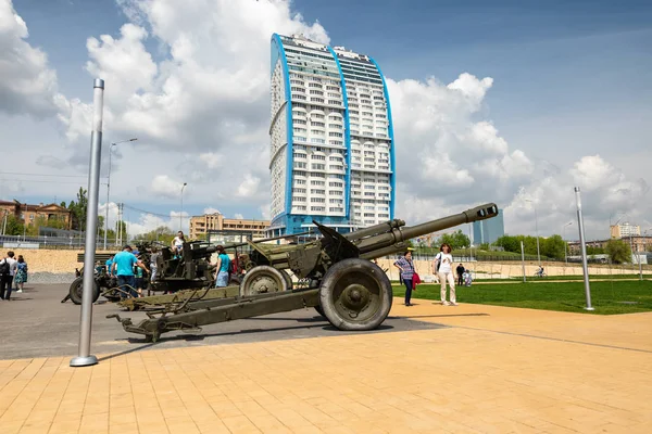 Exhibition of military vehicles and artillery in the open air in — Stock Photo, Image