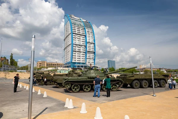 Exhibition of military vehicles and artillery in the open air in — Stock Photo, Image