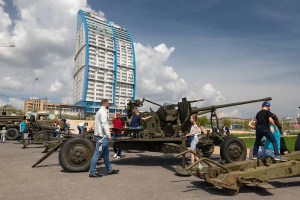 Exhibition of military vehicles and artillery in the open air in — Stock Photo, Image