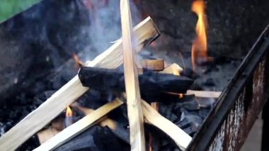 Mangalda füme kayın ağacı yanık