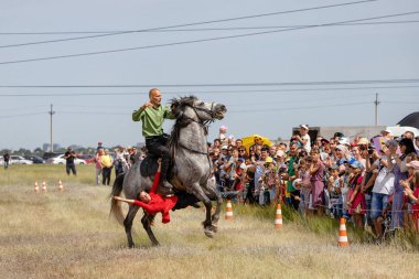 Akrobat ele ile kazak Binicilik spor kulübü gösteriler