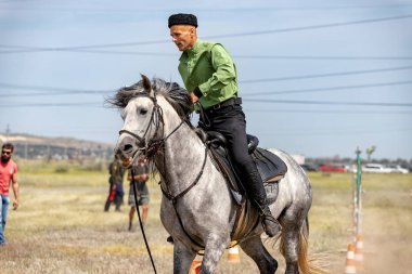 Onur gösterileri sırasında bir at eyer içinde kazak