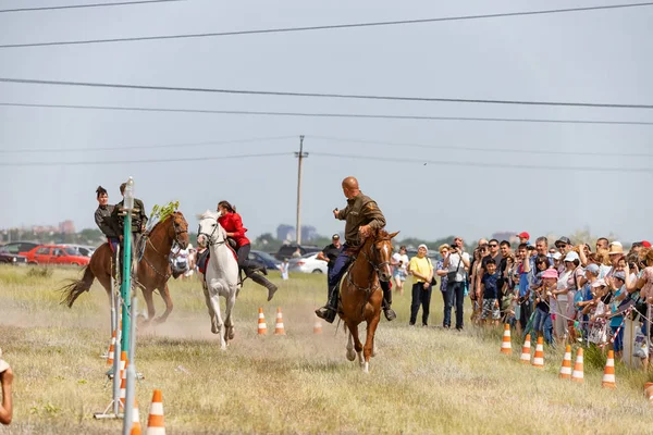 Actuaciones de demostración del club de deportes ecuestres cosacos — Foto de Stock