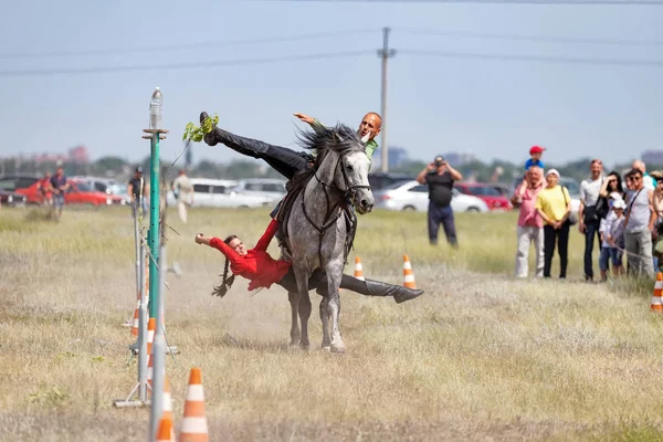 Demonstrations Cossack equestrian sports club with acrobatic ele — Stock Photo, Image