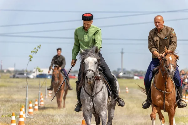 Dimostrazioni Cosacco equestre club sportivo con un dimostrati — Foto Stock