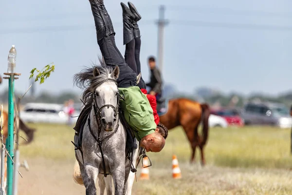 Demostraciones Cosaco club de deportes ecuestres con ele acrobático — Foto de Stock