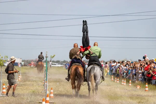 Dimostrazioni Club sportivo equestre cosacco con ele acrobatico — Foto Stock