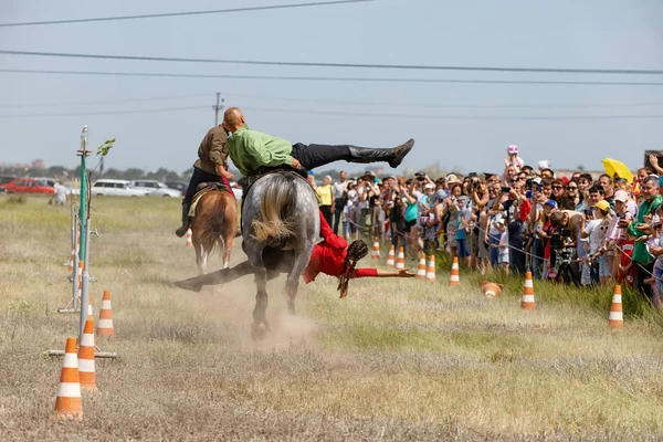 Dimostrazioni Club sportivo equestre cosacco con ele acrobatico — Foto Stock