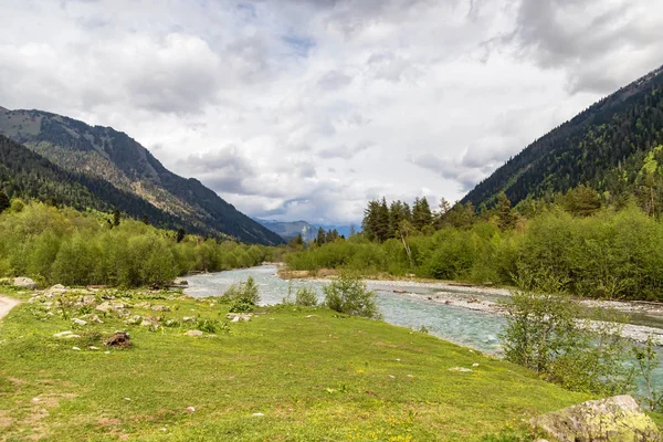 Berglandschap in de vallei van de rivier Arkhyz — Stockfoto