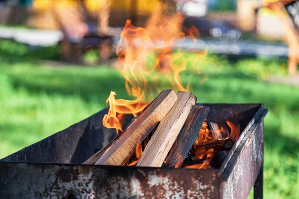 Wood burning in an old rusty grill — Stock Photo, Image