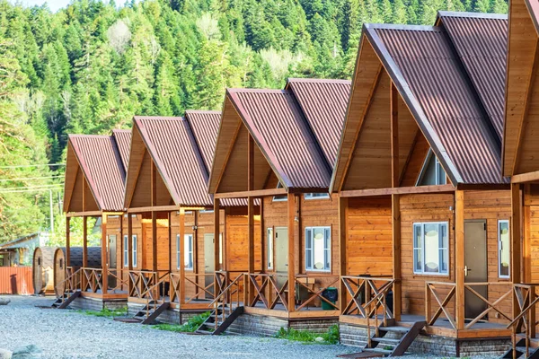 Wooden houses of a small comfortable recreation center in mounta — Stock Photo, Image