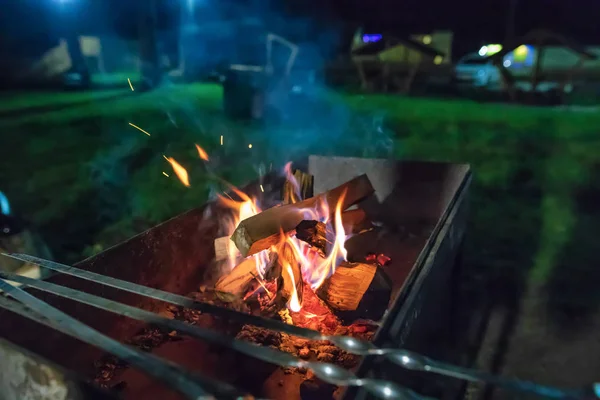 Holzverbrennung in einem alten rostigen Grill — Stockfoto