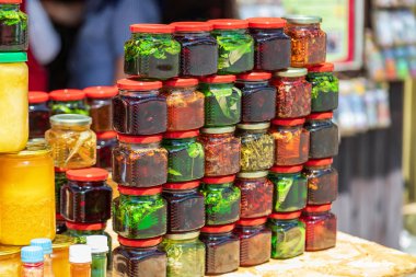 Yerel çilek, otlar, ro reçel ile küçük renkli cam kavanoz