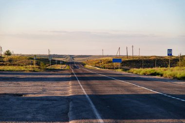 Bozkır alanında ufkun ötesine giden eski asfalt yol