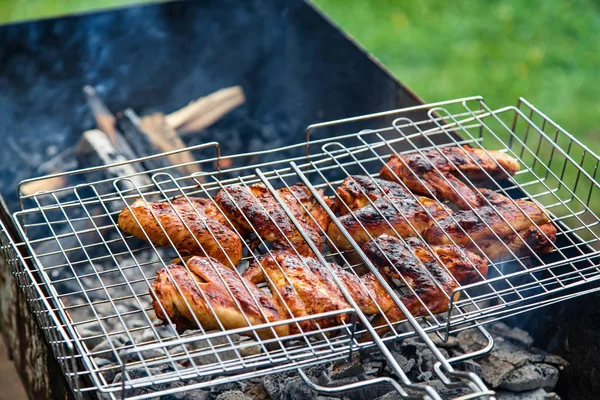 Kochen gebratene Chicken Wings auf Kohlen im Grill — Stockfoto