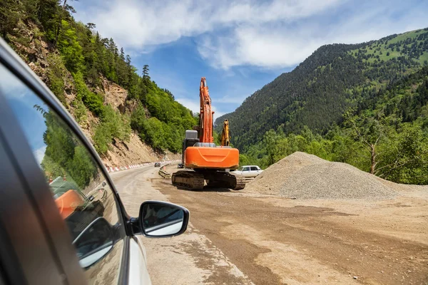 Wegenwerken in de hooglanden voor de aanleg van snelwegen met kranen — Stockfoto