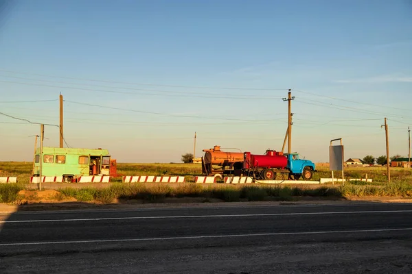 Posto de gasolina antigo localizado em uma aldeia remota — Fotografia de Stock