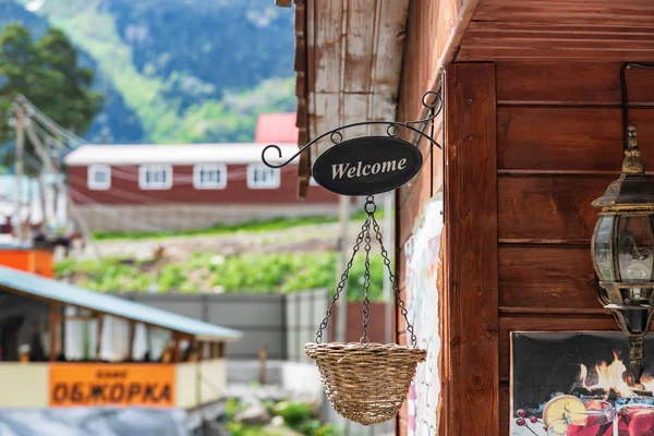 Freundliche Schilder an der Fassade von Straßencafés im Dorf — Stockfoto