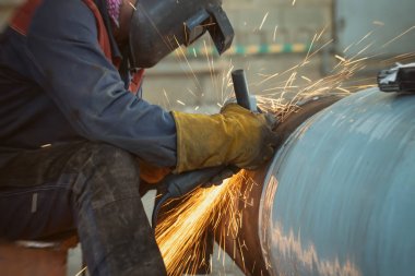 boru hattı elemanlarının kaynak kök kaynak işlenmesinde Sıyırma makinesinden kıvılcım