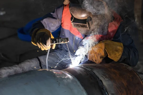 Manuell bågsvetsning av rörlednings element i stor diameter — Stockfoto