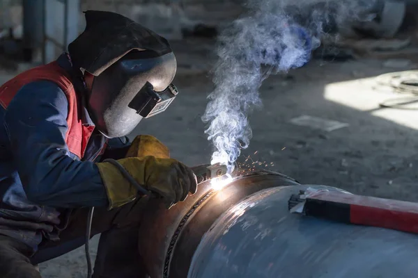 Manual arc welding of large diameter pipeline elements — Stock Photo, Image