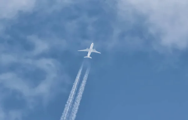 Letecké společnosti Katar létají na obloze v nadmořské výšce 10 km AB — Stock fotografie
