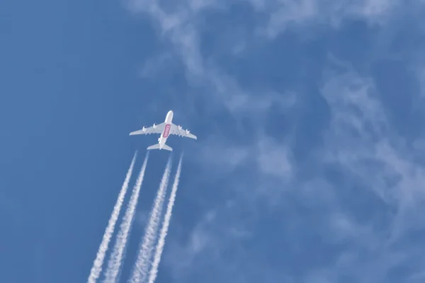 Fly emiráty Airbus A380 létá na obloze v nadmořské výšce 10 k — Stock fotografie