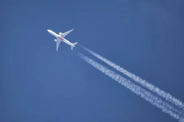 Letadlo letecké společnosti Fly emiráty létá na oblohu v kombinaci s ALT — Stock fotografie